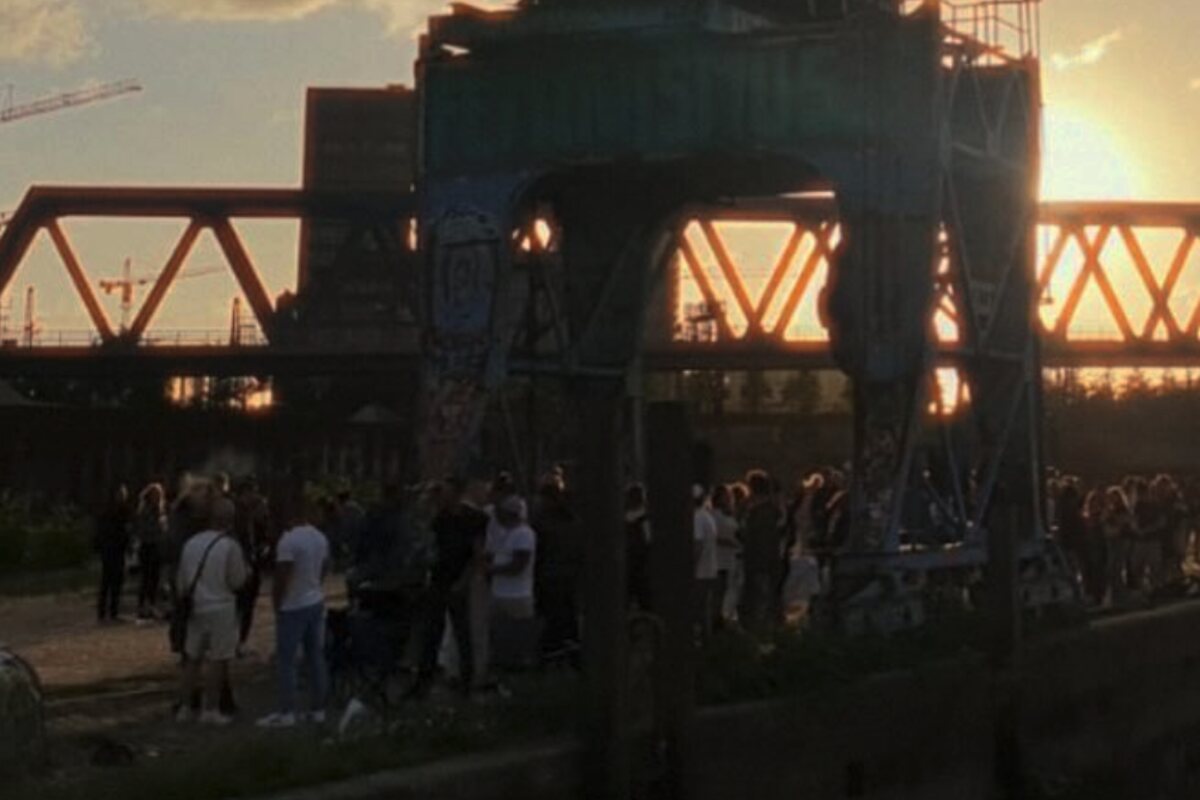 Open-Air-Veranstaltung in der Abenddämmerung unter einer Brückenkonstruktion – Electro Bistro, eine Veranstaltungsreihe für elektronische Musik seit 2010