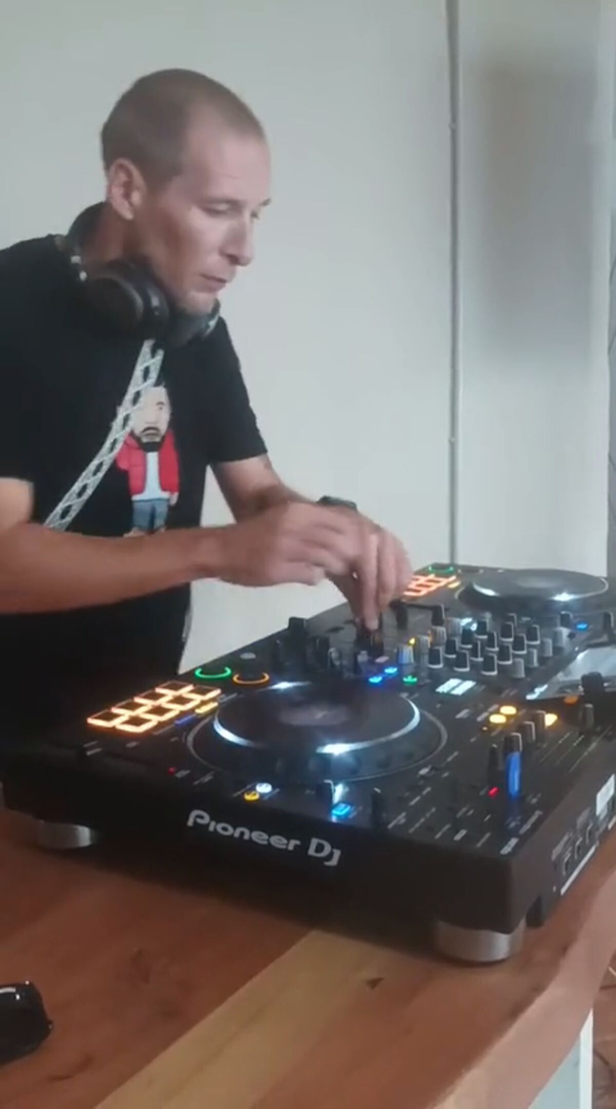 Stefan Brandenburg at the decks during a longer set